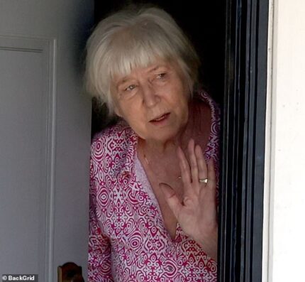 109161901-15878005-James_Handy_s_distressed_girlfriend_Wendy_Gledhill_is_seen_on_Fr-m-15_1780689156279 FRT-RD3 (SEF)
